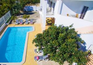 阿尔布费拉Villa Nespereira by Algarve Vacation的大楼旁游泳池的顶部景色