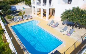 阿尔布费拉Villa Nespereira by Algarve Vacation的享有带椅子的游泳池和房屋的顶部景致