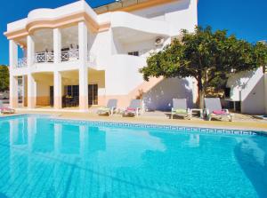 阿尔布费拉Villa Nespereira by Algarve Vacation的房屋前的大型游泳池