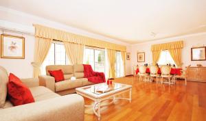 阿尔布费拉Villa Nespereira by Algarve Vacation的客厅配有沙发和桌子