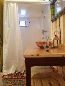 梅尔祖卡梅尔祖卡沙丘帐篷营地的一间带木制水槽和淋浴的浴室