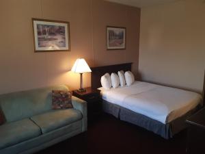 FairBridge Inn & Suites Williston客房内的一张或多张床位