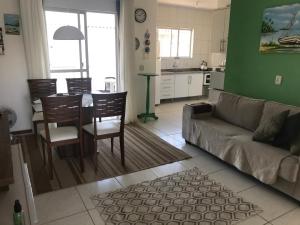 弗洛里亚诺波利斯Apartmento Praia da Armação -Sul da Ilha的客厅配有沙发和桌椅