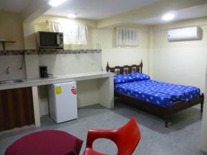 瓜亚基尔Casa Violeta的小房间设有床和厨房
