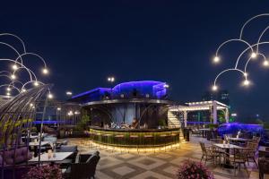 河内Aira Boutique Hanoi Hotel & Spa的晚上,餐厅设有桌椅