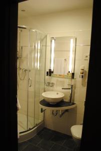 地标环保酒店的一间浴室