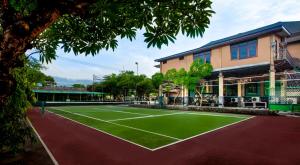 罗威那Bali Taman Lovina Resort & Spa Suites的大楼前的网球场