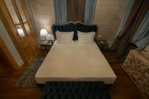 戈里察Trésor Art Boutique Hotel的一张大白色的床,房间配有两个枕头