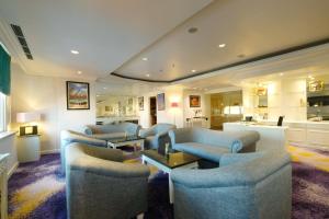 马卡萨阿里亚望加锡酒店的一间带蓝色沙发的客厅和一间厨房