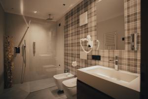帕苏德尔托纳莱Hotel Bezzi的一间带水槽、卫生间和淋浴的浴室