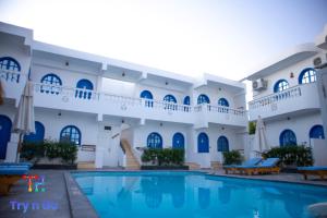达哈布Sea Horse Hotel Dahab的大楼前设有游泳池的酒店