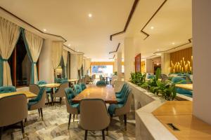 加德满都喜马拉雅酒店的一间带长桌和椅子的餐厅
