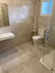穆希亚Hotel La Cruz的浴室配有卫生间、盥洗盆和淋浴。