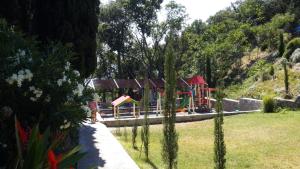 阿卢普卡泽勒尼米斯度假村的公园内的游乐场