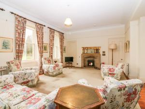 EllonNorth Wing - Pitmedden Gardens的带沙发和壁炉的客厅