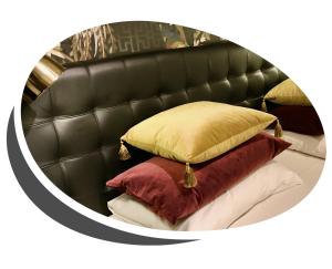 德勒巴克里恩斯考酒店的床上的枕头堆