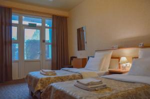 巴拉克拉瓦迪奥尼斯旅馆的酒店客房,配有两张带毛巾的床