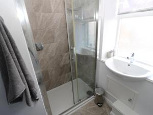 基斯利Townend Cottage的带淋浴和盥洗盆的浴室
