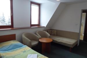 什特尔布斯凯普莱索Tri studničky的配有床、椅子和桌子的房间