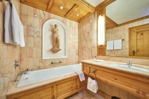 瓦尔高瓦古帕克酒店的带浴缸和盥洗盆的浴室