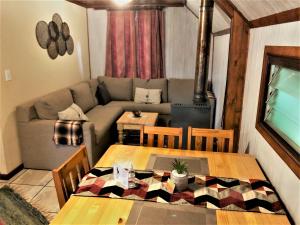 格拉斯科普祖尔滕矿区山林小屋的客厅配有桌子和沙发