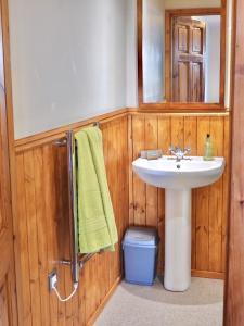 瑟索Windhaven Camping and B&B的一间带水槽和镜子的浴室