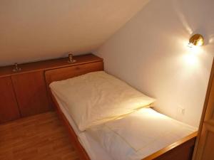 施马伦贝格Ferienwohnung Hacke的小房间的小床,光线充足