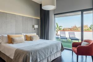 阿尔卡拉德瓜代拉Sevilla Green Suites的一间卧室设有一张床和一个大窗户