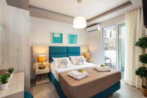 巴利恩Akrogiali Apartments的一间卧室配有一张大床和蓝色床头板