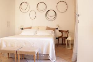圣巴特罗摩艾美尔Agriturismo Da Ciletta的卧室配有一张床铺,墙上挂有四面镜子