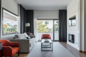 阿尔卡拉德瓜代拉Sevilla Green Suites的客厅配有沙发和椅子