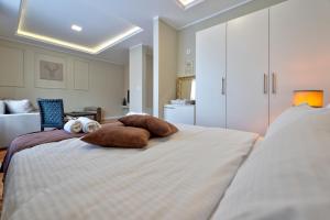 兹拉蒂博尔Onix Residence的一间卧室配有一张大白色床和两个枕头