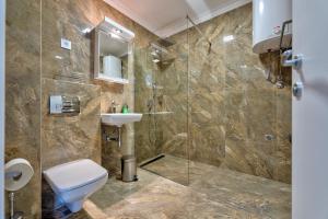 兹拉蒂博尔Onix Residence的浴室配有卫生间、盥洗盆和淋浴。