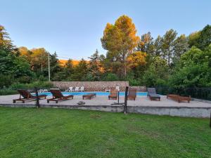 梅洛La Barraca Resort的一群长椅坐在游泳池周围