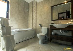 波亚纳布拉索夫万神殿膳食公寓酒店的带浴缸、卫生间和盥洗盆的浴室