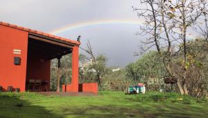 贝加德圣马特奥Villa Rafael的红楼上空的彩虹
