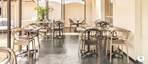 图卢兹初心旅馆的餐厅里一排桌椅