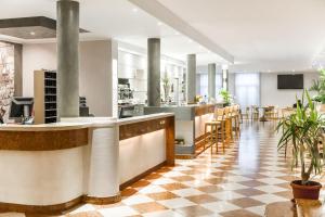 托尔博莱拉维拉俱乐部酒店e公寓的大堂设有带桌椅的酒吧