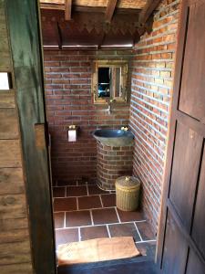 塔巴南Alas Arum Ecolodge的一间设有砖墙和浴缸的小浴室