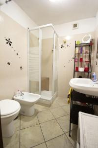 菲乌米奇诺永恒公寓的带淋浴、卫生间和盥洗盆的浴室