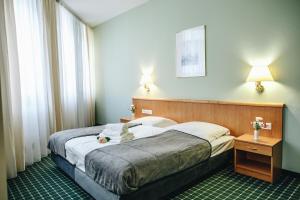柏林Hotel "Helle Mitte" Berlin的一间设有大床和窗户的酒店客房
