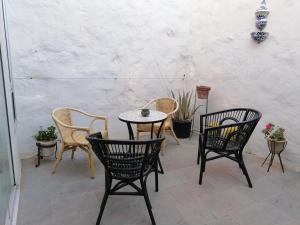 因赫尼奥Lala´s house的一个带椅子和桌子的庭院