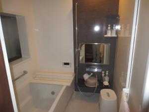 AkinaAmami skeptical inn - Vacation STAY 14029v的一间带卫生间和水槽的小浴室
