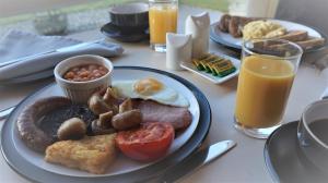 科尼斯顿青鸟旅馆 的一张桌子,上面有一盘早餐食品和饮料