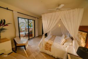 锡瓦塔塔内霍特塔西奥尼斯酒店基小型游泳池 - 仅限成人入住的一间卧室配有一张带吊扇的床
