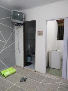 新维索萨Casa do Mineiro的一间墙上配有电视的房间