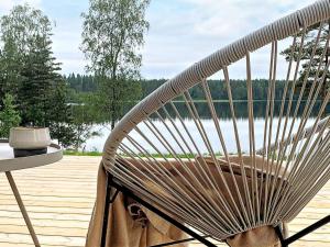 Håcksvik9 person holiday home in H CKSVIK的湖景甲板上的长凳