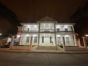 瓜亚基尔WHITE HOUSE的夜晚有灯的大白色房子