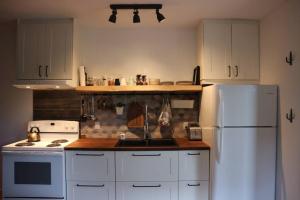 Le Chalet Waterfront Studio Suite, View, Patio, Kitchen的厨房或小厨房