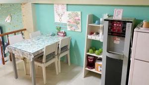 金宁乡心琴2馆的厨房配有桌子和冰箱